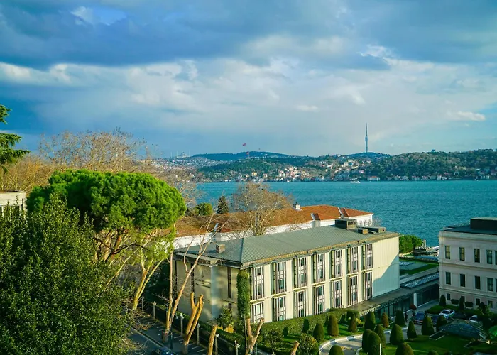 Aparthotel Four Views & *