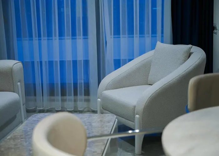 Aparthotel Four Views & *