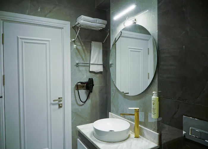 Aparthotel Four Views & *