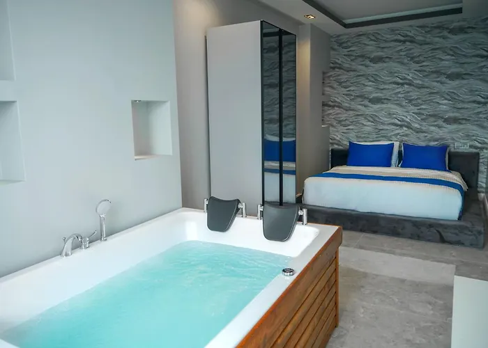 Aparthotel Four Views &