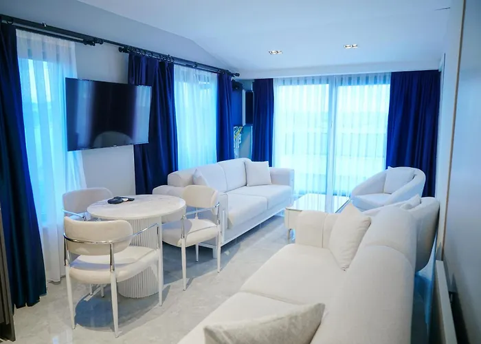 Aparthotel Four Views & *